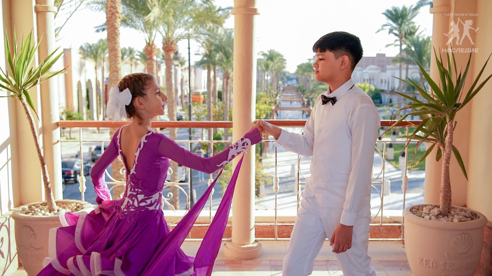 Диалог у новогодней елки. Асиль Халаф и Сулейман Эльшектави смотреть онлайн