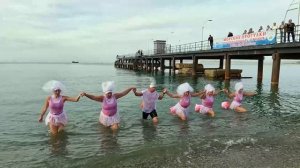 Клуб зимнего плавания КлубОК. Зимний центральный пляж. Кабардинка