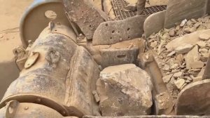 Процесс дробления огромных камней. Очень приятный процесс дробления камня на щековой дробилке