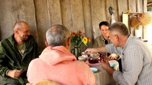 Один день из жизни дружной семьи в отдалённой деревне 🌳 Готовим пышные оладьи на уличной печи
