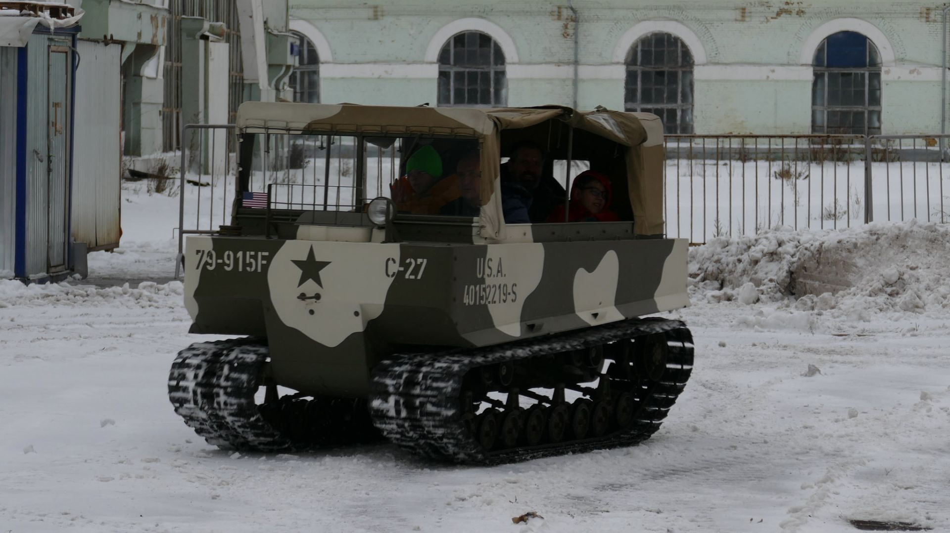 Динамический показ снегоболотохода M29C Weasel, выставка 