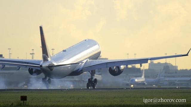 Эйрбас А330 Delta Airlines приземлился на рассвете в аэропорту Схипхол, Амстердам.