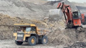 Большой экскаватор Hitachi Ex 2600-6 перегружен |