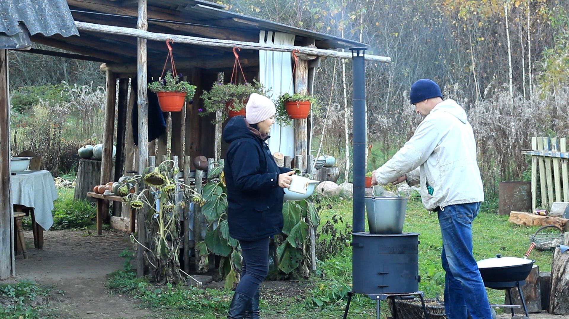 Счастливая семья строит дом вдали от цивилизации. Строим крышу. Плов, казан и веселый обед смотреть онлайн