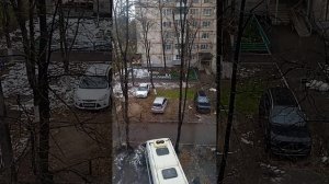 клею новогоднии наклейки на свои окна/котик батончик феи винкс/