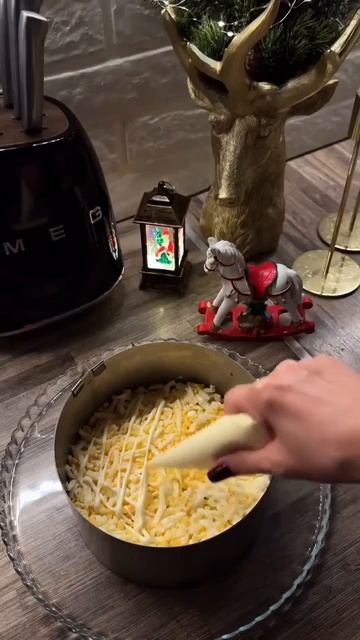 Новогодний салат со шпротами