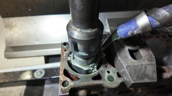 И снова Михаил в деле ! Первые тесты БЕТОННОГО ЧПУ - хонинговального станка !