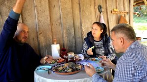 Простая семейная жизнь в деревне. Пока мы строим дом, Олеся готовит нам ужин.