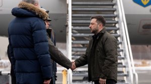 Зеленский пытается выиграть время с помощью референдума и перемирия