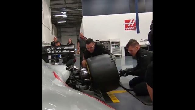 Тренировка команды Haas F1 по замене колёс