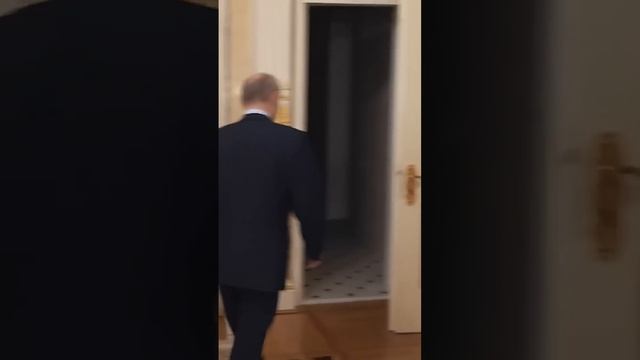 Владимир Путин показал свою кремлевскую квартиру смотреть онлайн