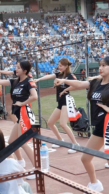 Спортивные девочки-наездницы из группы поддержки смотреть онлайн