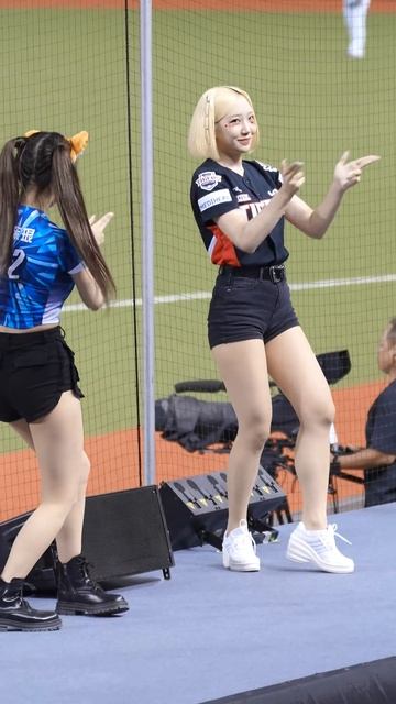 Две озорные красавицы в шортиках смотреть онлайн