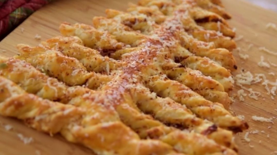 ПРАЗДНИЧНАЯ ЁЛКА НА НОВОГОДНИЙ СТОЛ: ПРОСТОЙ РЕЦЕПТ ИЗ СЛОЕНОГО ТЕСТА! Как сделать новогоднюю Ёлочку смотреть онлайн