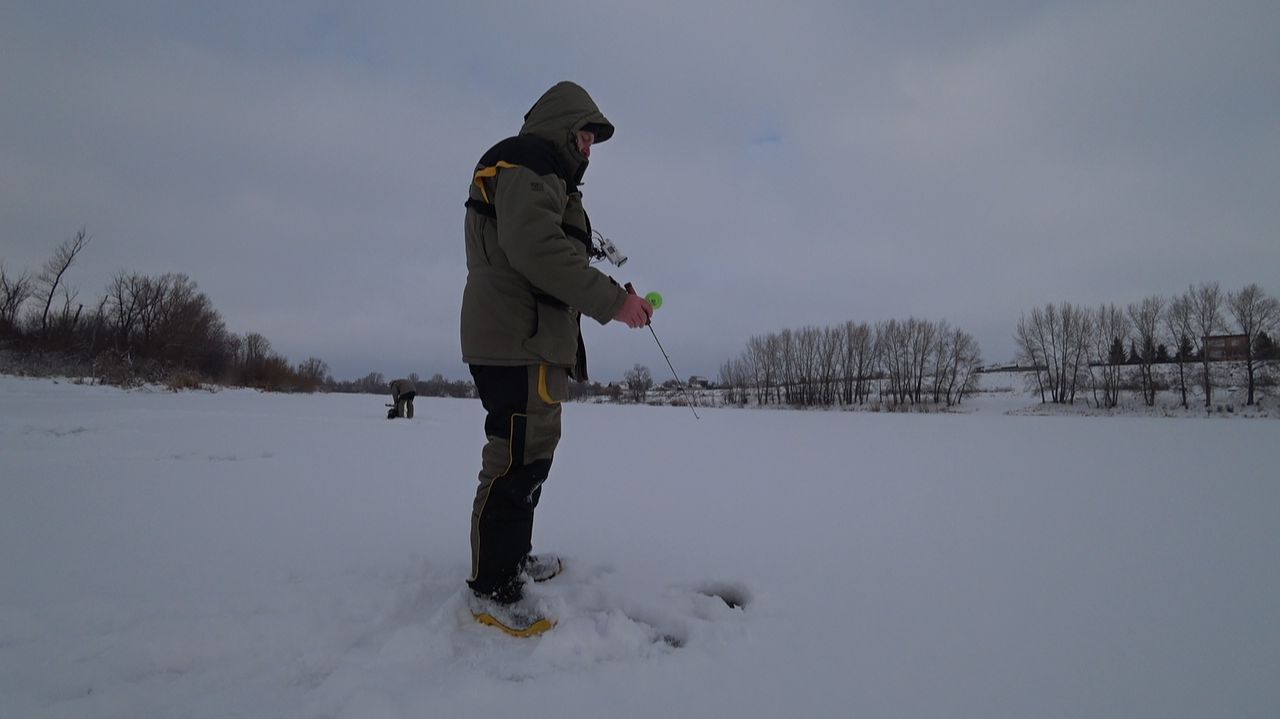 Зимняя рыбалка в конце декабря 2025 г. Ловля окуня на блесну смотреть онлайн