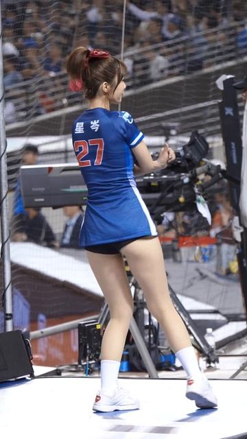 Сочная китаянка из группы поддержки смотреть онлайн