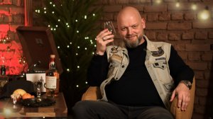 МАКС ДЕД пьет виски. БЕЗ СЛОВ, уверен мы и так понимаем друг друга.