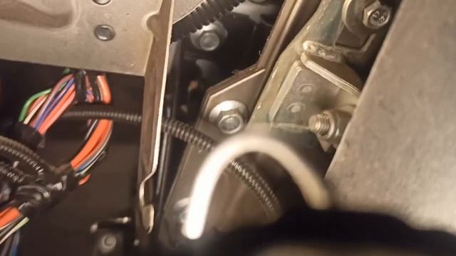 Шевроле нива после 2009 года где реле бензонасоса.