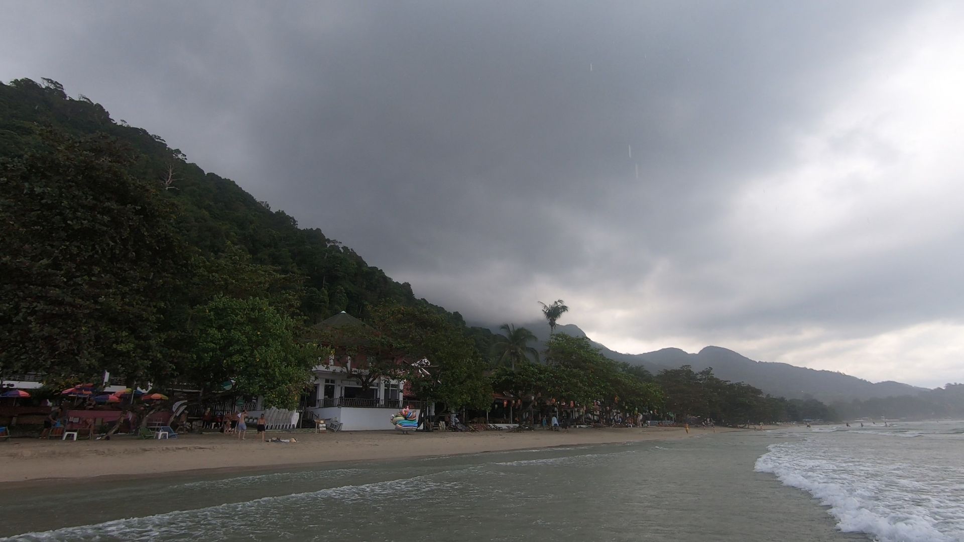Остров  КоЧанг. Дождик на пляже (18.02.2025г.)