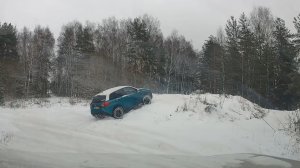 Suzuki Vitara на всесезонных шинах Yokohama Geolander G015 преодолевает горки в снегу