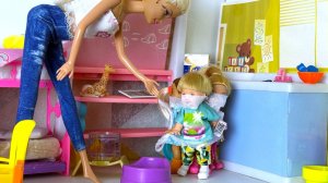 САМАЯ ЗЛАЯ ВОСПИТАТЕЛЬНИЦА👿 в детском садике😲 Катя и Макс веселая семейка куклы Барби истории