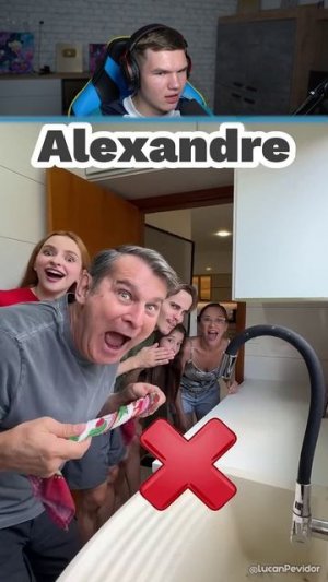 Кто Сможет Достать СУХОЕ Полотенце? 😳🧻 #shorts #шортс #челлендж #пранк #прикол #юмор #мем #lisfox