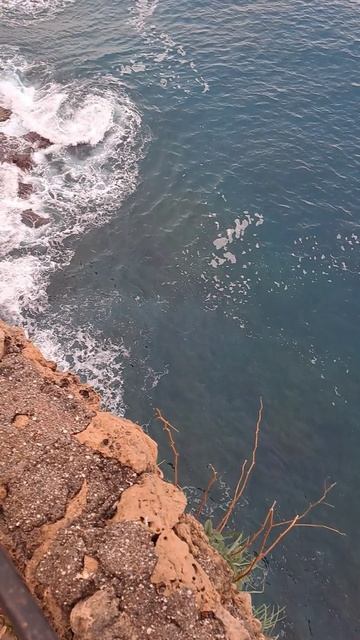 Если рыбак захочет рыбачить, то его ничто не остановит: ни высота в одних краях, ни лед в других...