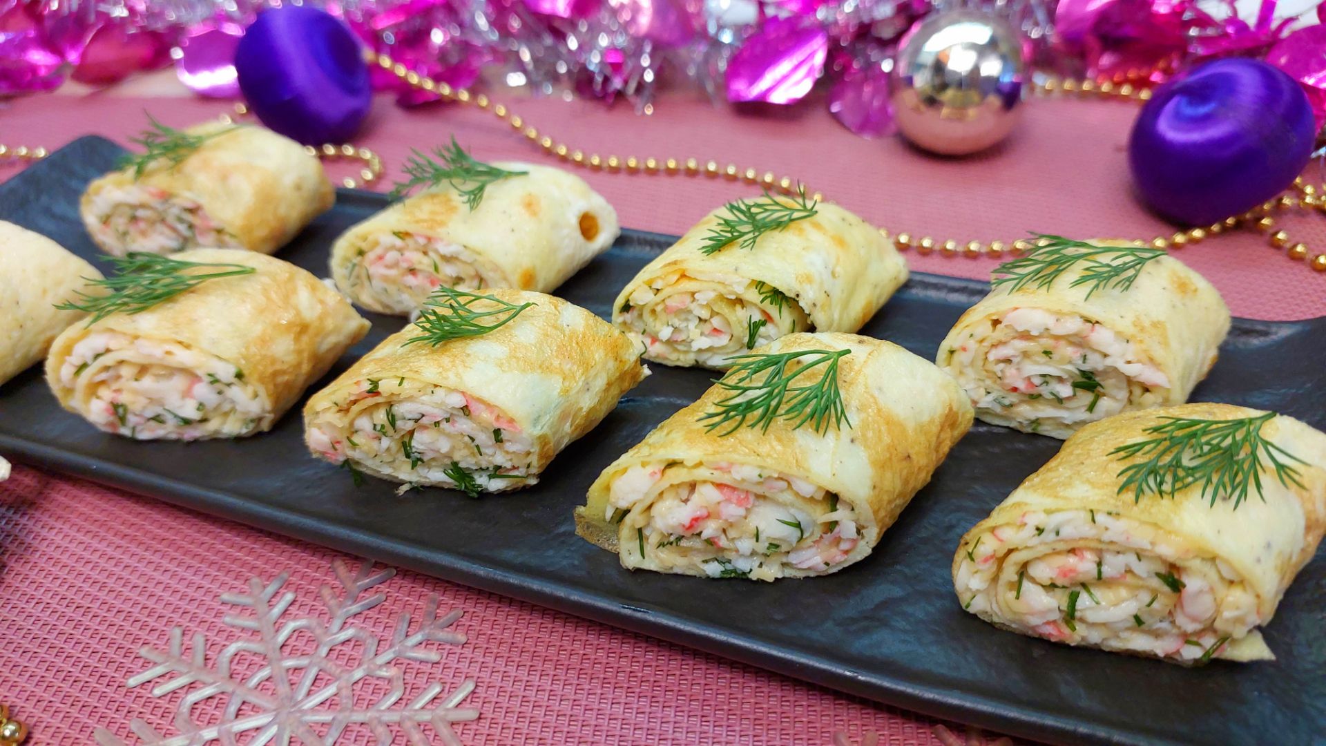 Яичные рулетики с крабовыми палочками. Закуска на новогодний стол смотреть онлайн