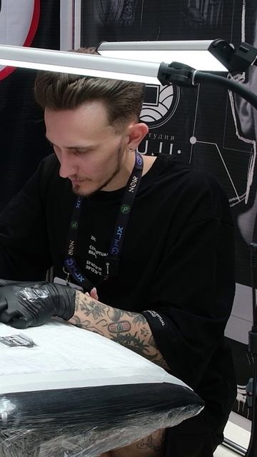 Зачем он бьет машинкой для татуажа? смотреть онлайн