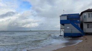 Море подбирается все ближе к постройкам. Что происходит?