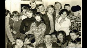 Солнце верхушки деревьев ласкает.