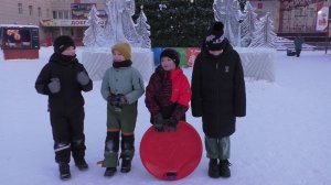 Новогодние поздравления от детей. Площадь гор.ДК. г.Ачинск. 29.12.25г.Автор видео Елена Цыганова