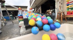 Шары катятся в воду