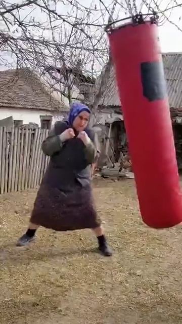 Бабушка и груша