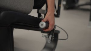 Тренажер E7002 Разгибание ног сидя