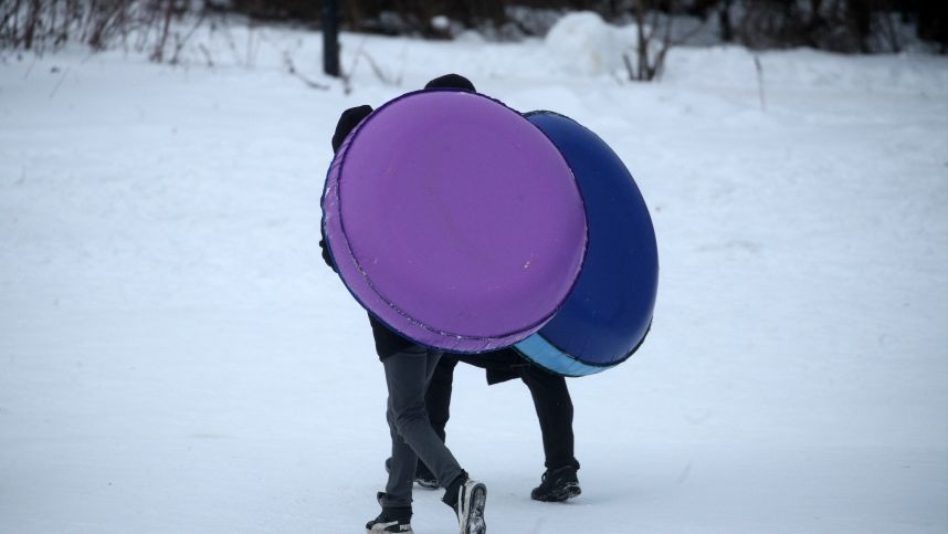 В Подмосковье дети чуть не погибли, катаясь на ватрушке смотреть онлайн