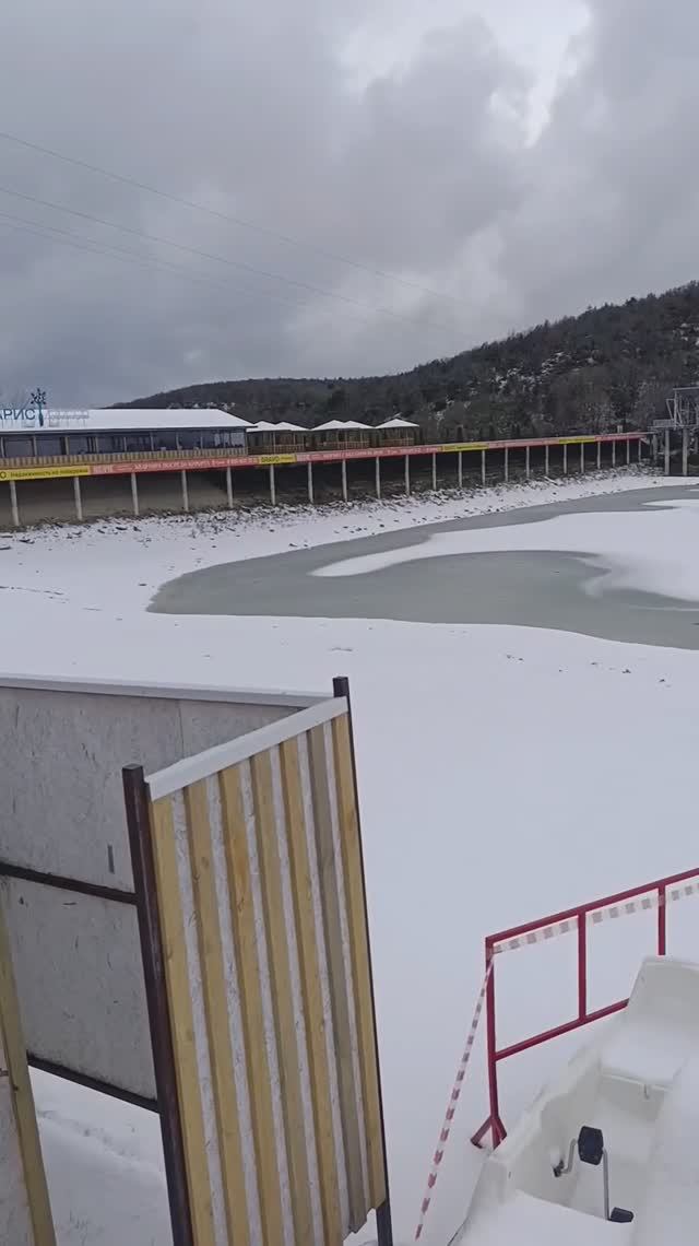 Кипарисовое озеро Сукко из ЖК Кипарис: лёд и снег 28 декабря 2025 года. репортаж Светланы Тихоновы смотреть онлайн