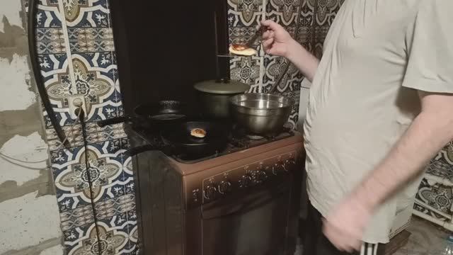 Блогер жарит оладьи :) смотреть онлайн