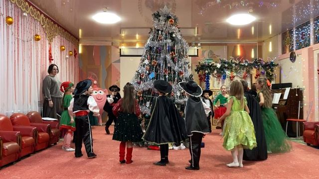 Хоровод вокруг елки "Весёлый Новый год". Группа №9 "Ягодки" смотреть онлайн