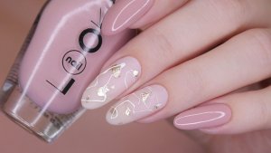 Нарядный дизайн в нежных тонах, паутинка обычным лаком