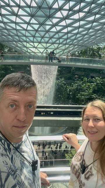 Водопад Дождевой вихрь в аэропорте Чанги Сингупур #сингапур #туризм #водопад #shorts #путешествие смотреть онлайн