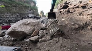 Строительство, экскаватор копает песок