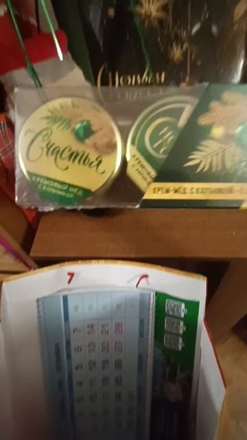 С наступающим, подарки в студию...