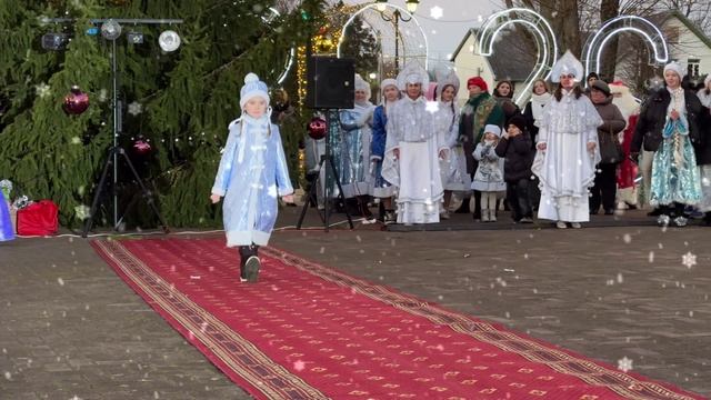 Дефиле снегурочек в Славске