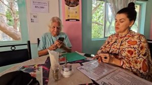 Собрались покупать сари для индианок. Но сначала обед в итальянском ресторане. Путтапарти. Индия.