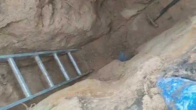 Утепление  оголовка скважины с самоизливом и установка адаптера для подземного подключения.