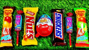 У нас сладкие батончики и леденцы, а ещё шоколадное яйцо с распаковкой!