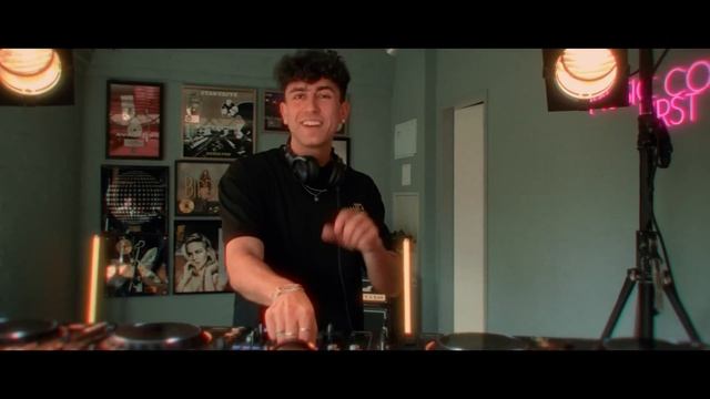 BENNETT – Vois Sur Ton Chemin (Techno Mix) I Live From Hamburg