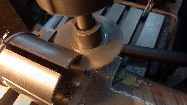Резка дисковой фрезой цилиндрического кронштейна