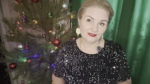 Купили ёлку, нарядили. У нас начались снегопады.